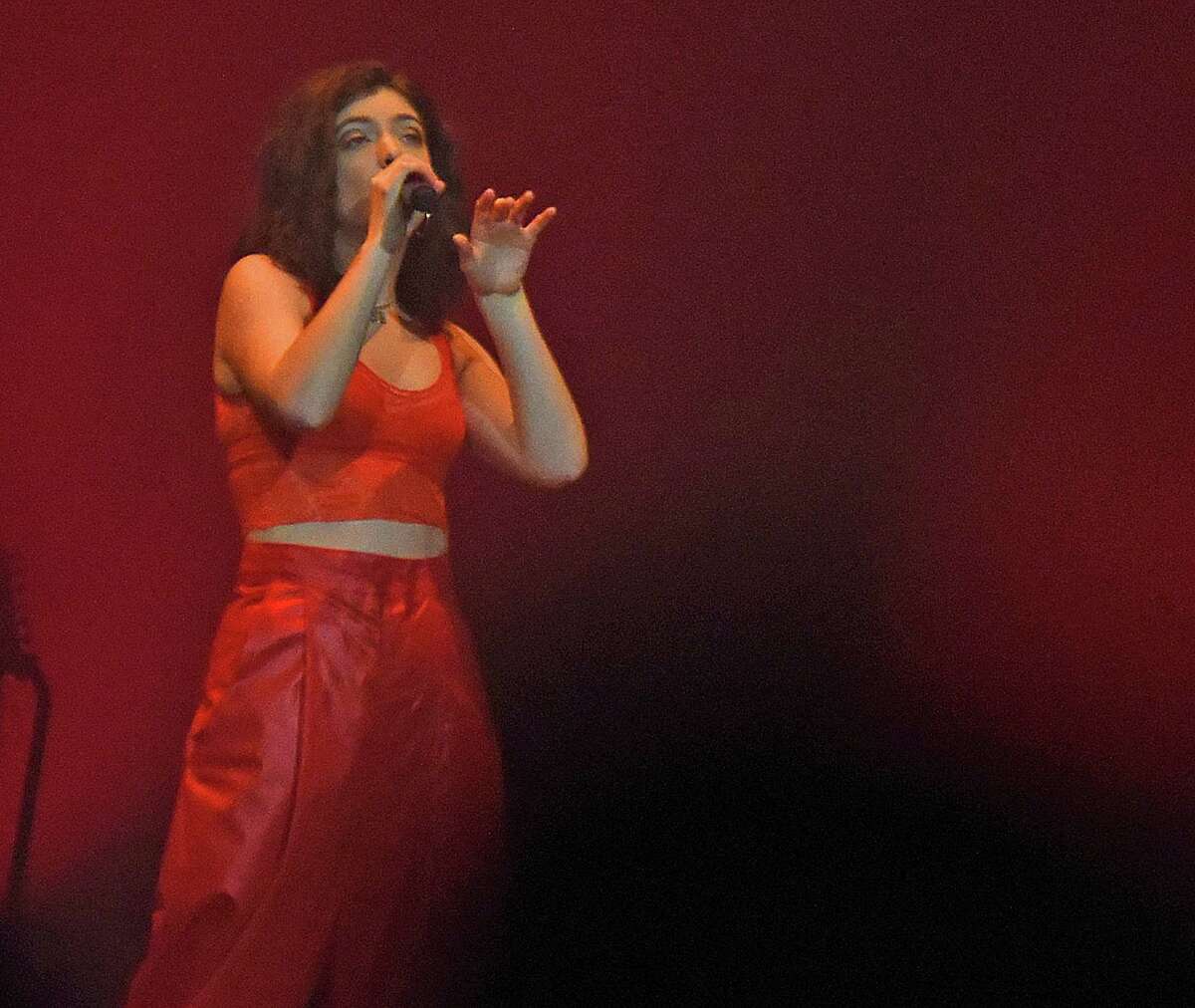 Lorde shines musically in Connecticut debut