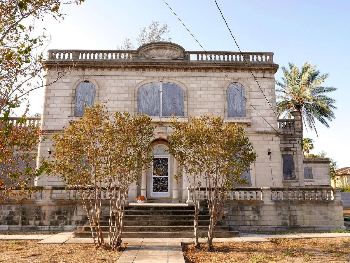 Laredo charter committee mulls putting limits on council's priority