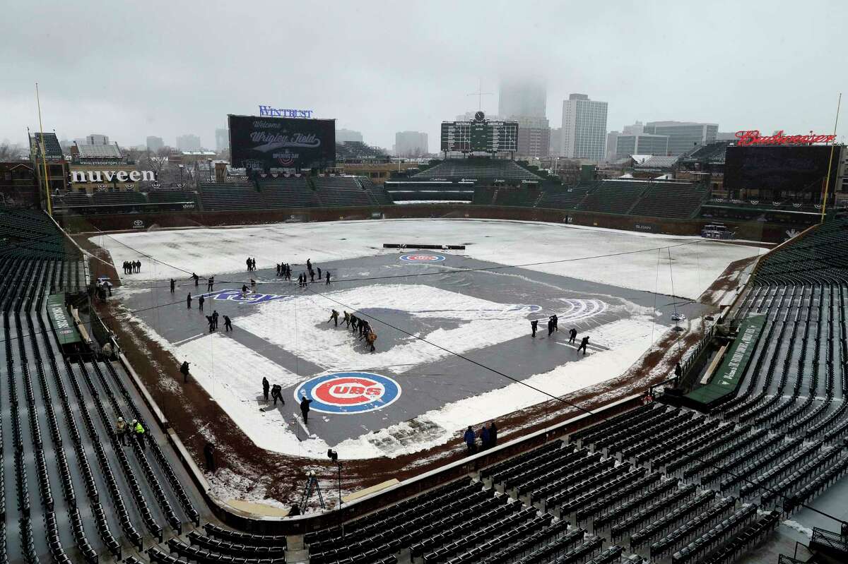 Cubs postpone home opener a day because of snow