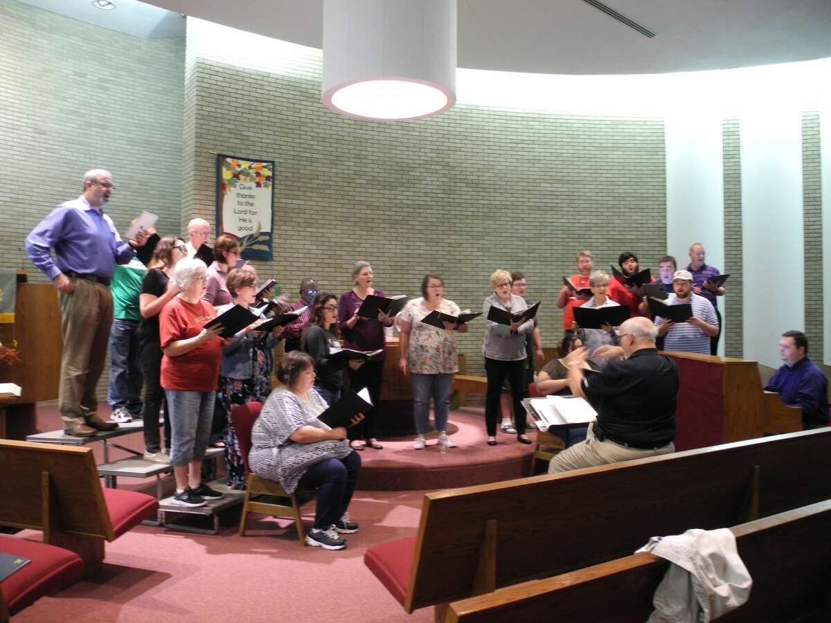 Plainview Chorale rehearses at First Presbyterian Church for their fall concert. The chorale will perform “From Mozart to Movies” at 3 p.m. Sunday in the Fair Theatre.
