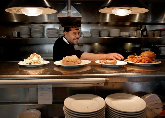 Change in law allows pooling of tips in California, aiding cooks, dishwashers