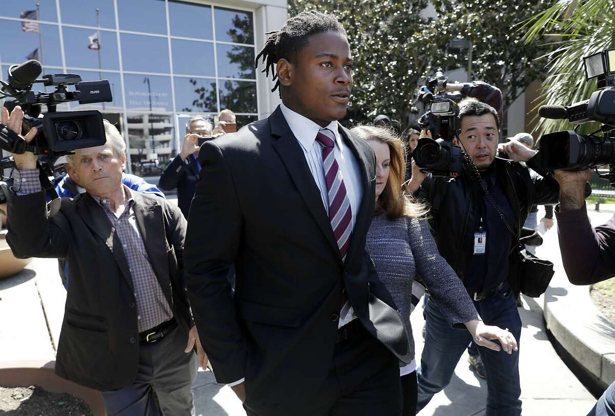 San Francisco 49ers linebacker Reuben Foster, center, exits the Santa Clara County Superior Court after his arraignment, Thursday, April 12, 2018, in San Jose, Calif. Foster has been charged with felony domestic violence after being accused of attacking his girlfriend, authorities said. (AP Photo/Marcio Jose Sanchez)