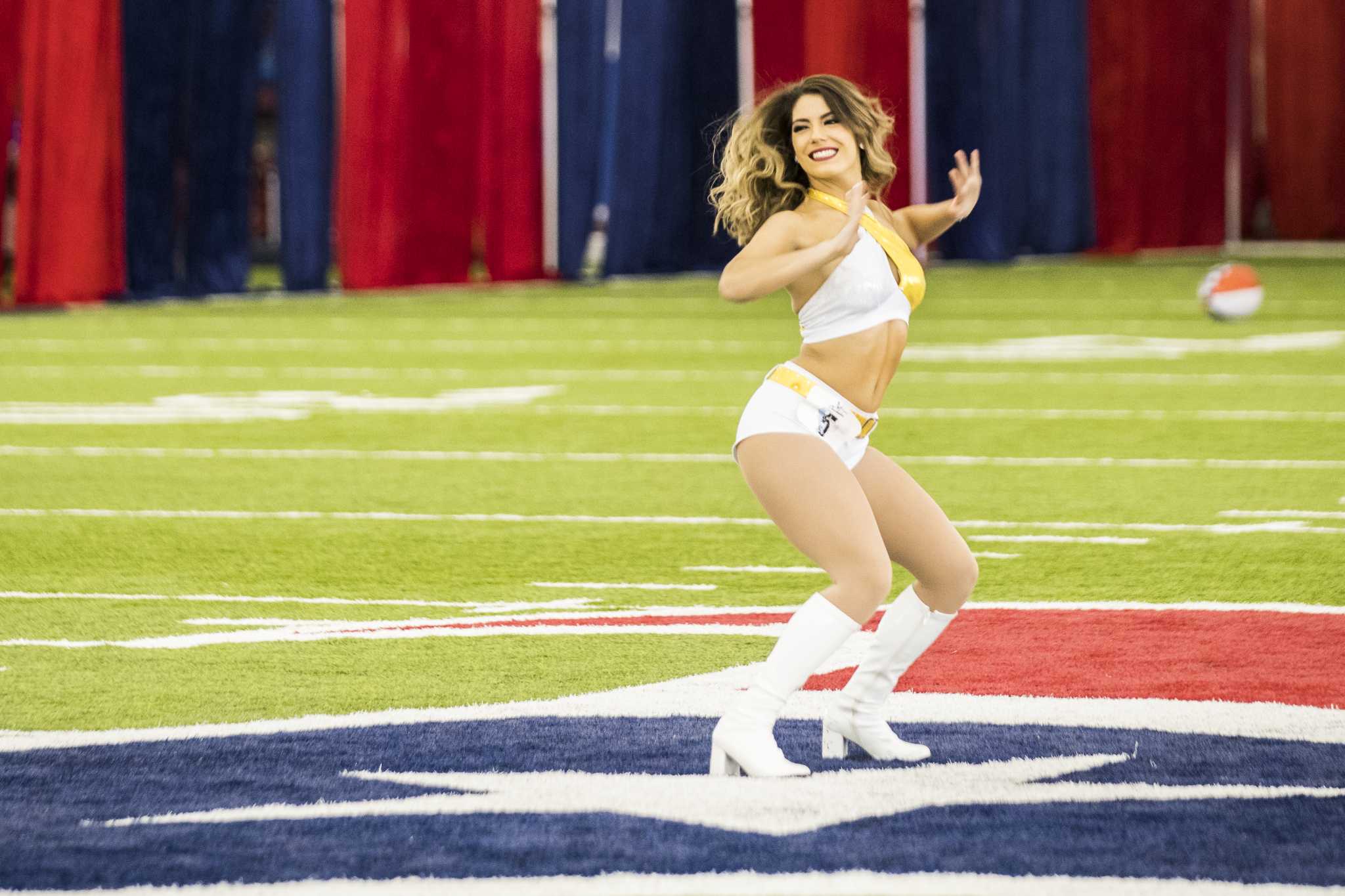 Texans cheerleaders get ready for game day - ABC13 Houston