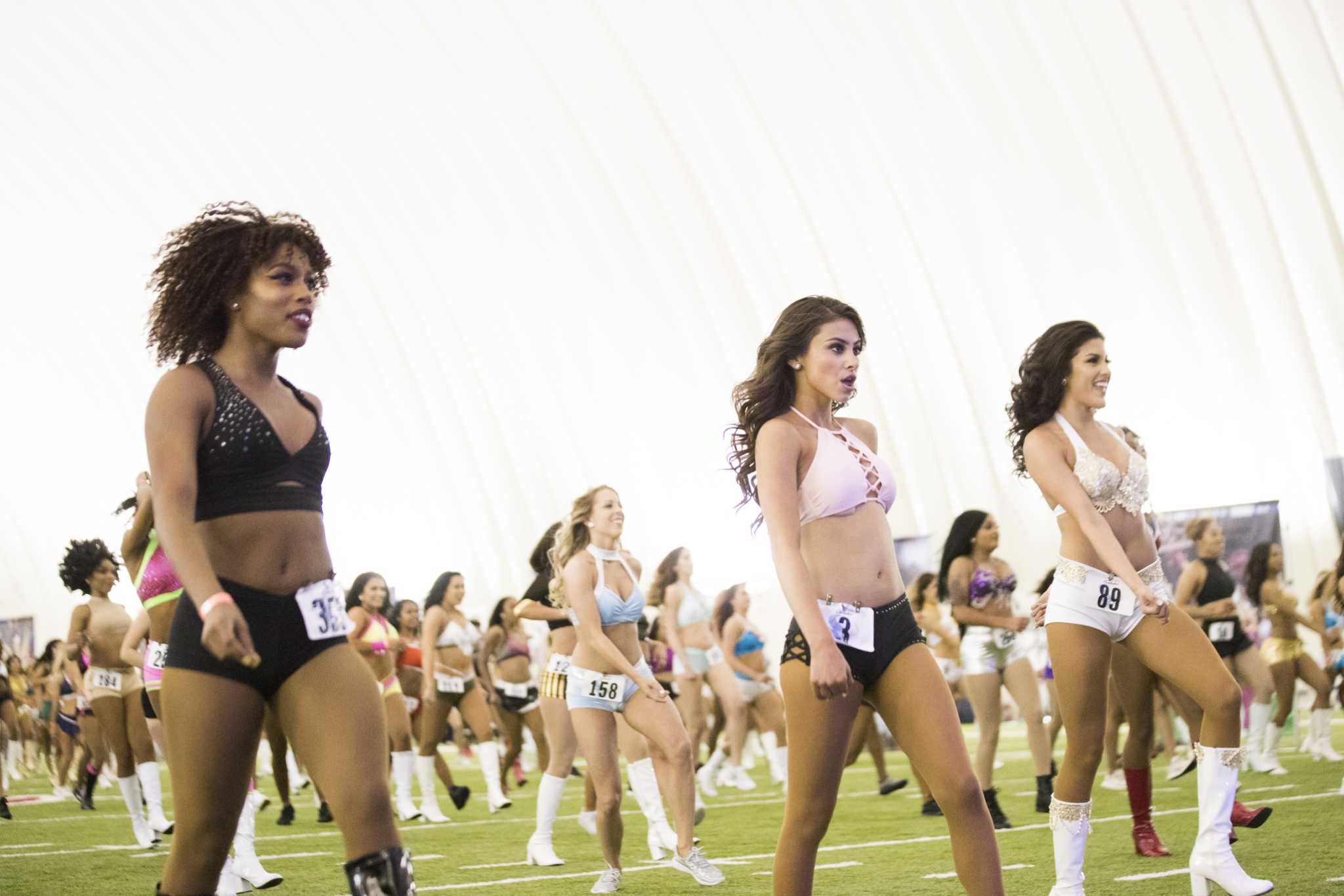 Houston Texans cheerleaders sue NFL team for discrimination - BBC News