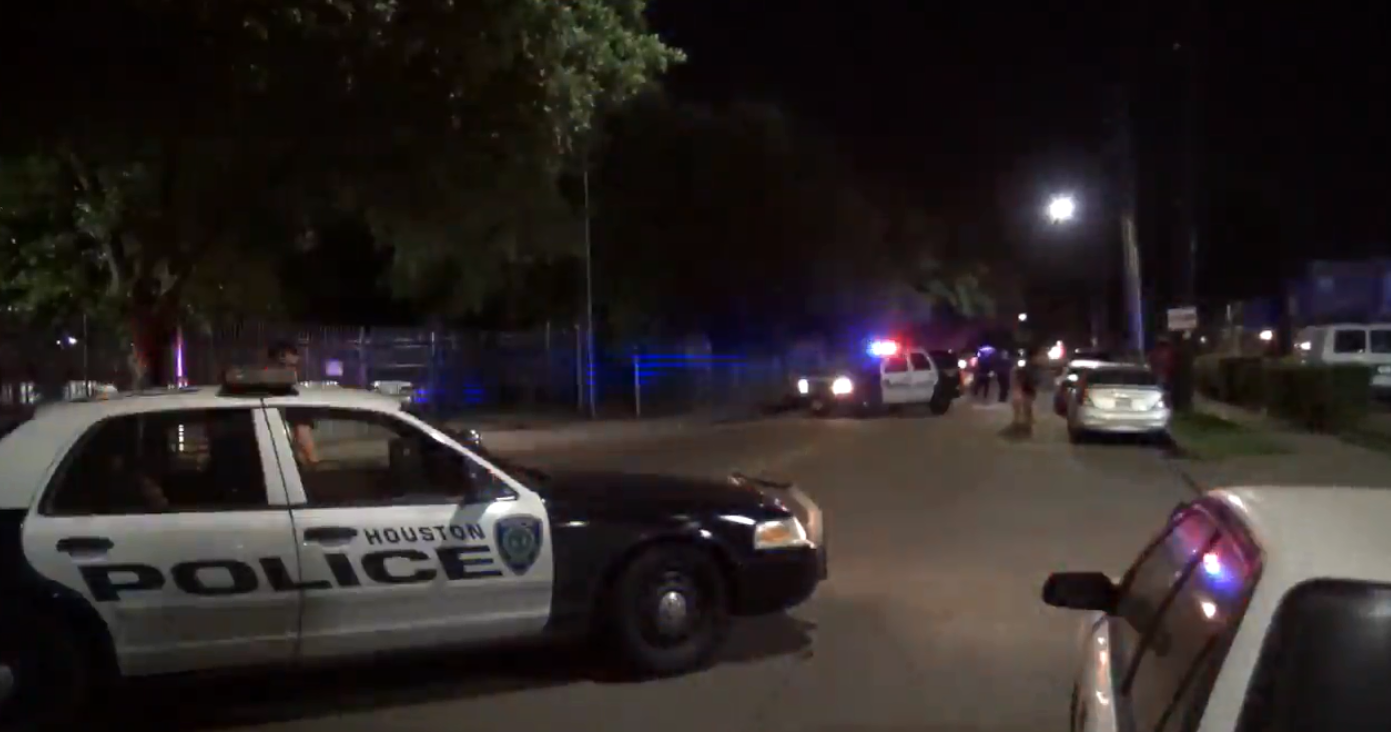 Three people injured in southwest Houston shooting