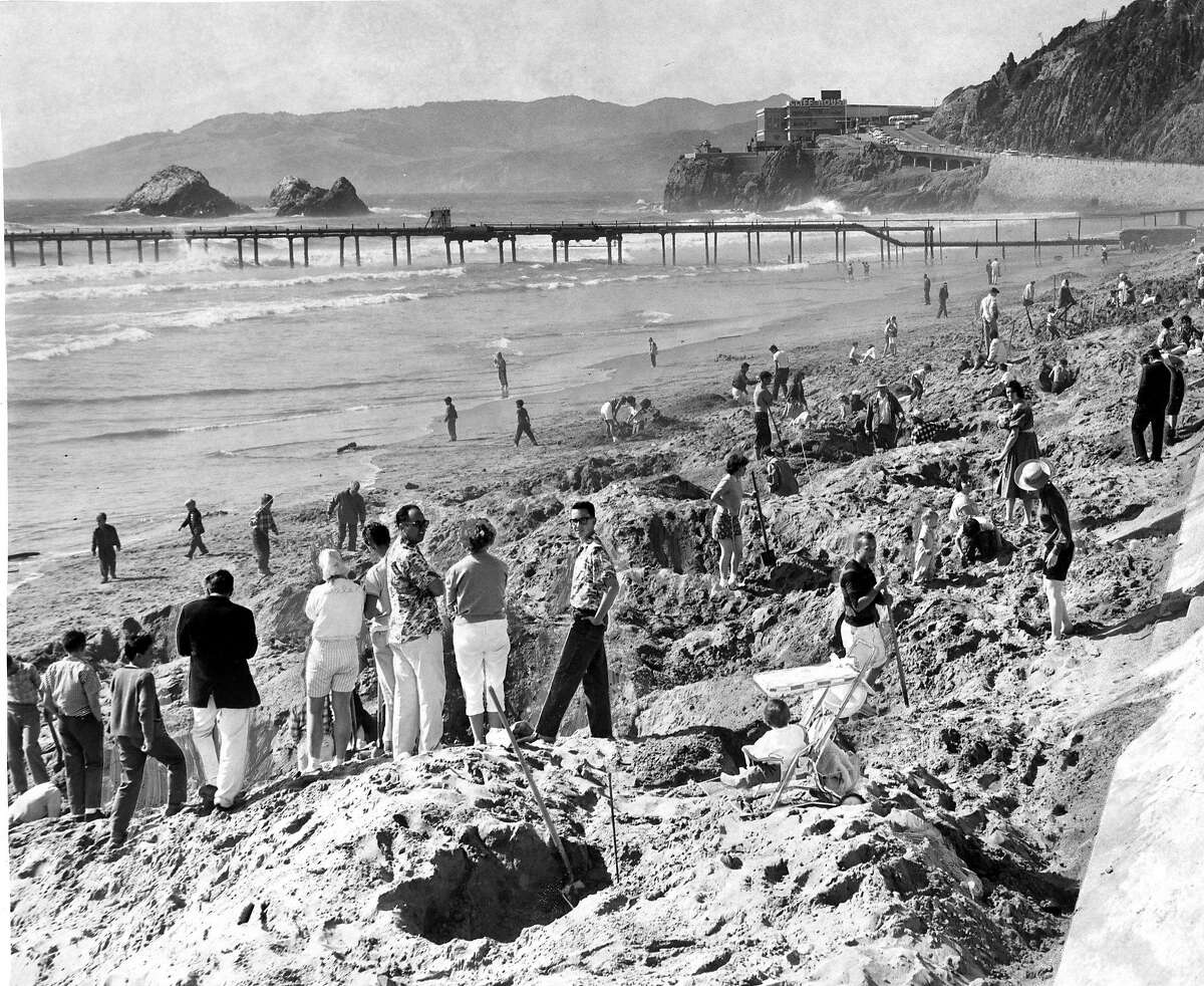1960年5月26日，海洋海滩上挤满了挖掘黄金奖章的人。