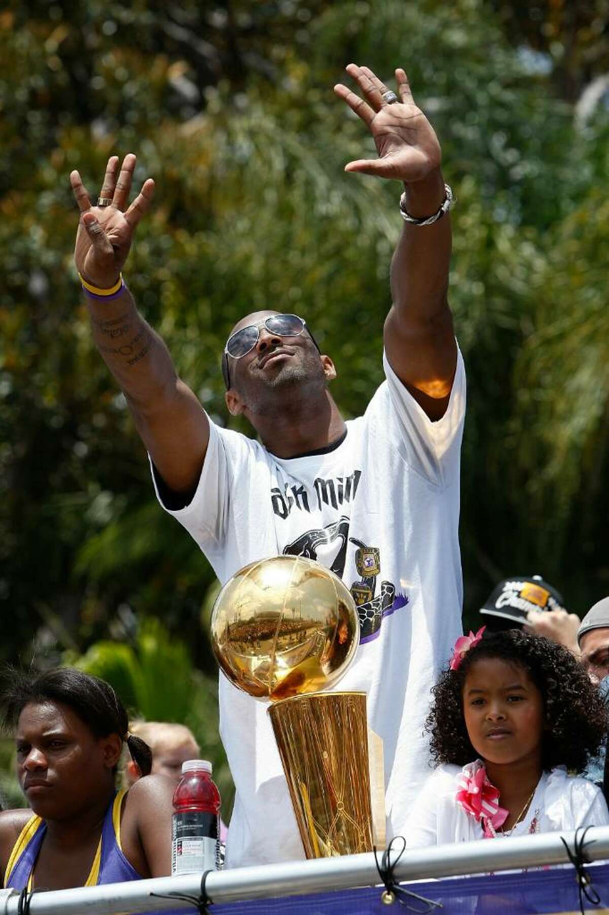 Fans line up for Lakers victory parade