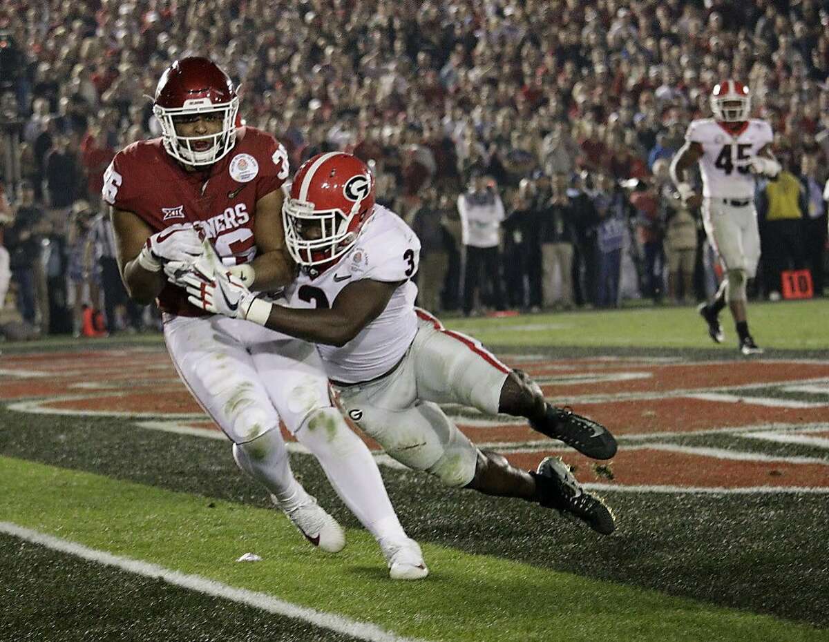Oklahoma fullback Dimitri Flowers catches a pass for a touchdown ahead of Georgia linebacker Roquan Smith, right, during the second half of the Rose Bowl NCAA college football game Monday, Jan. 1, 2018, in Pasadena, Calif. (AP Photo/Jae C. Hong)