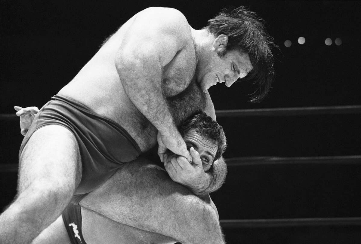 PHOTOS: Professional wrestlers who died too young Bruno Sammartino held the WWE heavyweight championship belt for eight years in the 1960s. Sammartino lived a long life, dying at the age of 82, but a long list of professional wrestlers weren't as fortunate. Browse through the photos above for a look at some professional wrestlers who died too young.