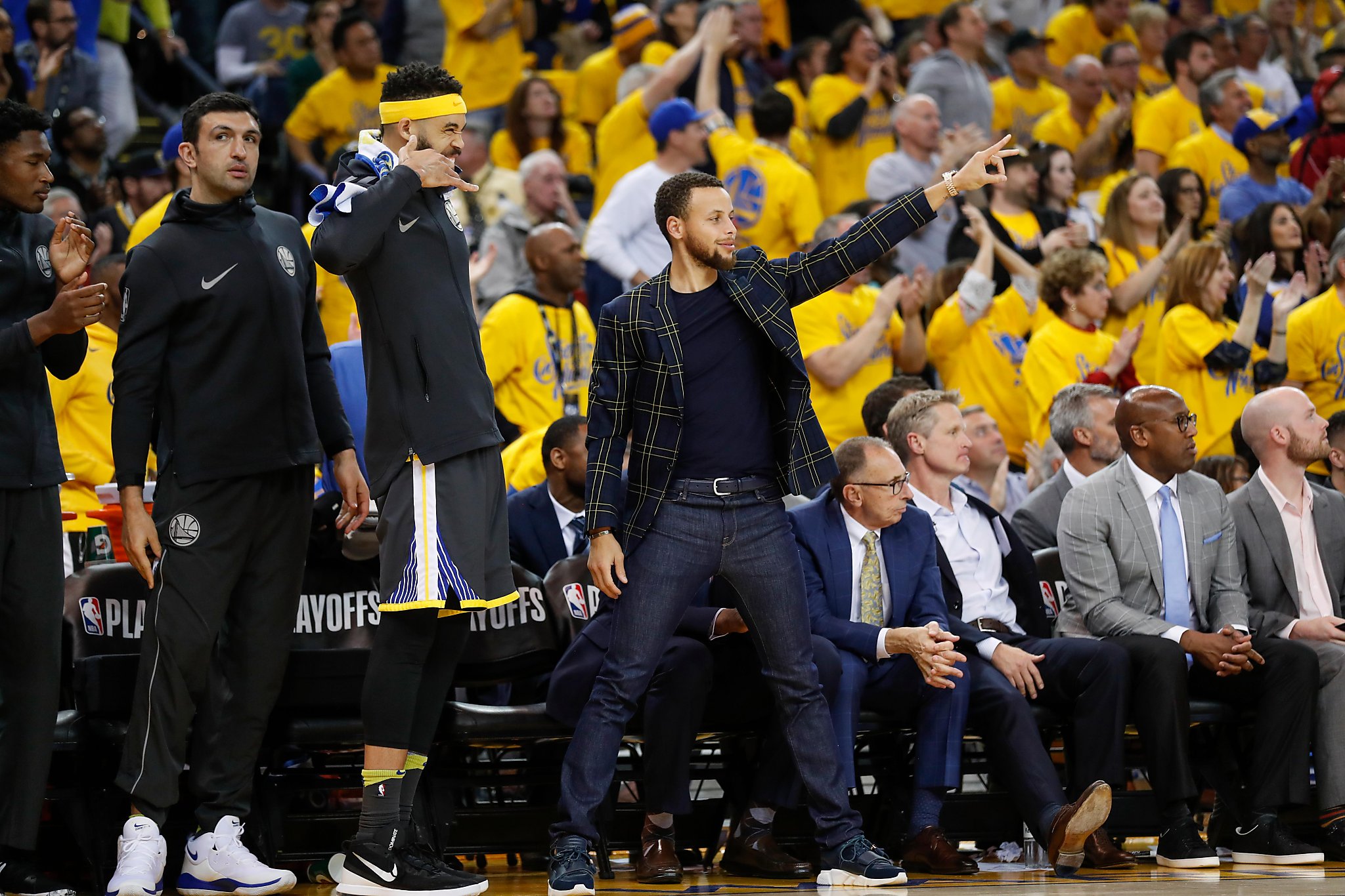 Sidelined Stephen Curry Inspires Warriors Teammates As Team Cheerleader