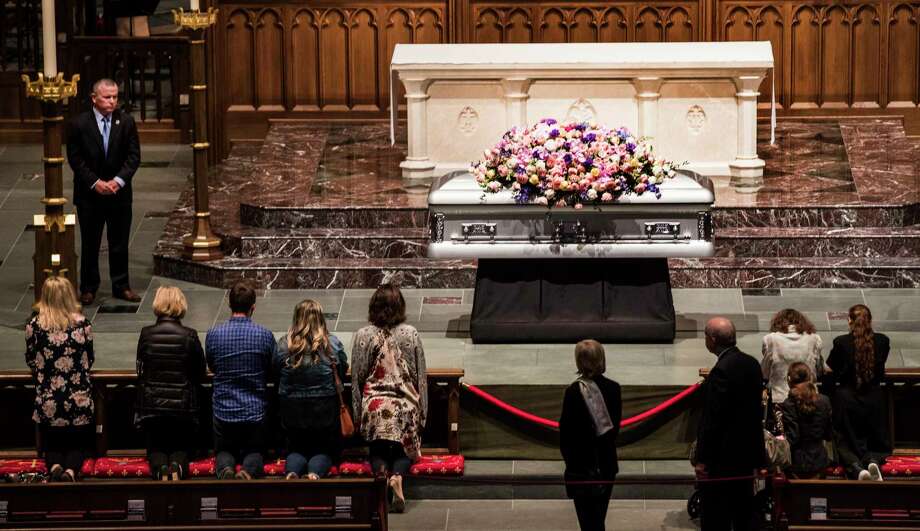 First admirers of Barbara Bush line up early to pay respects at