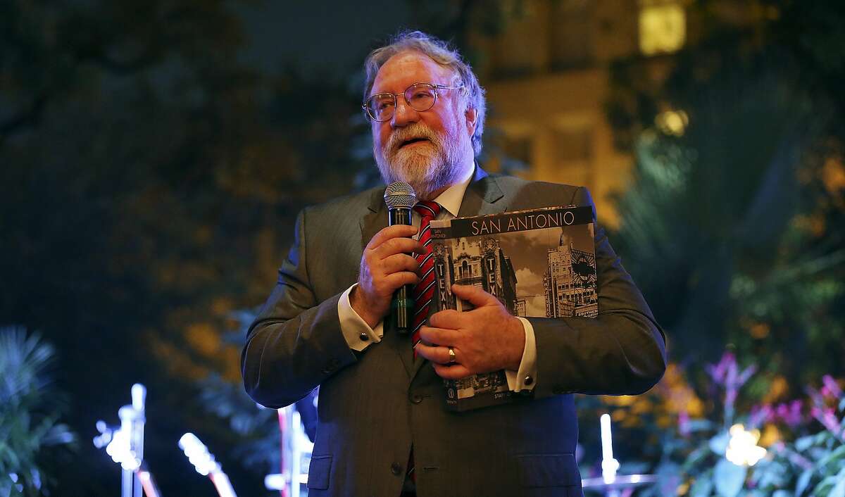 Mike Leary editor of the San Antonio Express-News plans to step down and retire.