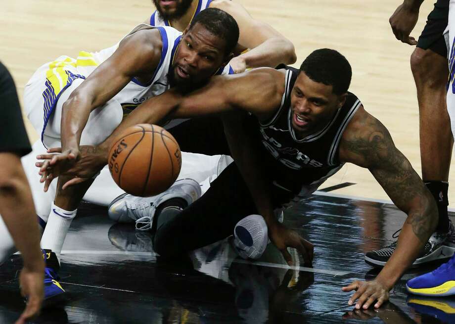 Golden State Warriors’ Kevin Durant and San Antonio Spurs’ Rudy Gay scramble for a loose ball during the first half at the AT&T Center, Sunday, April 22, 2018. Photo: JERRY LARA, San Antonio Express-News / San Antonio Express-News