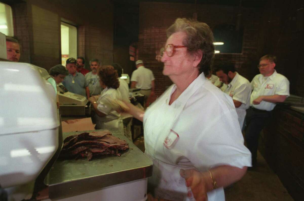 CONTACT FILED: KREUZ MARKET RESTAURANT (LOCKHART, TEXAS) KREUZ MARKET BARBECUE RESTAURANT IN LOCKHART, TX. 4/22/99: Ella Townes HOUCHRON CAPTION (04/25/1999): Ella Townes, a 16-year veteran of the restaurant, weighs barbecue before slapping it on butcher paper. There are no side dishes, just meat at Kreuz Market in Lockhart. Patrons get a choice of bread or crackers.