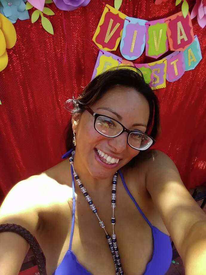 San Antonio S New Bikini Clad Walking Fiesta Meme Speaks Out On Market Square Success Laredo Morning Times