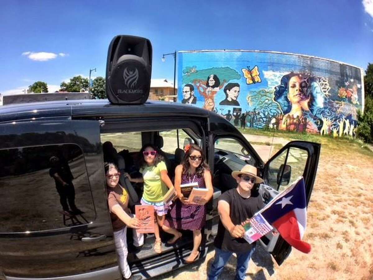Stalina Villarreal (desde la izq.), Xitlali Macías, Claudia Macías y Tony Díaz participaron el año pasado de la Caravana Librotraficante en Texas.