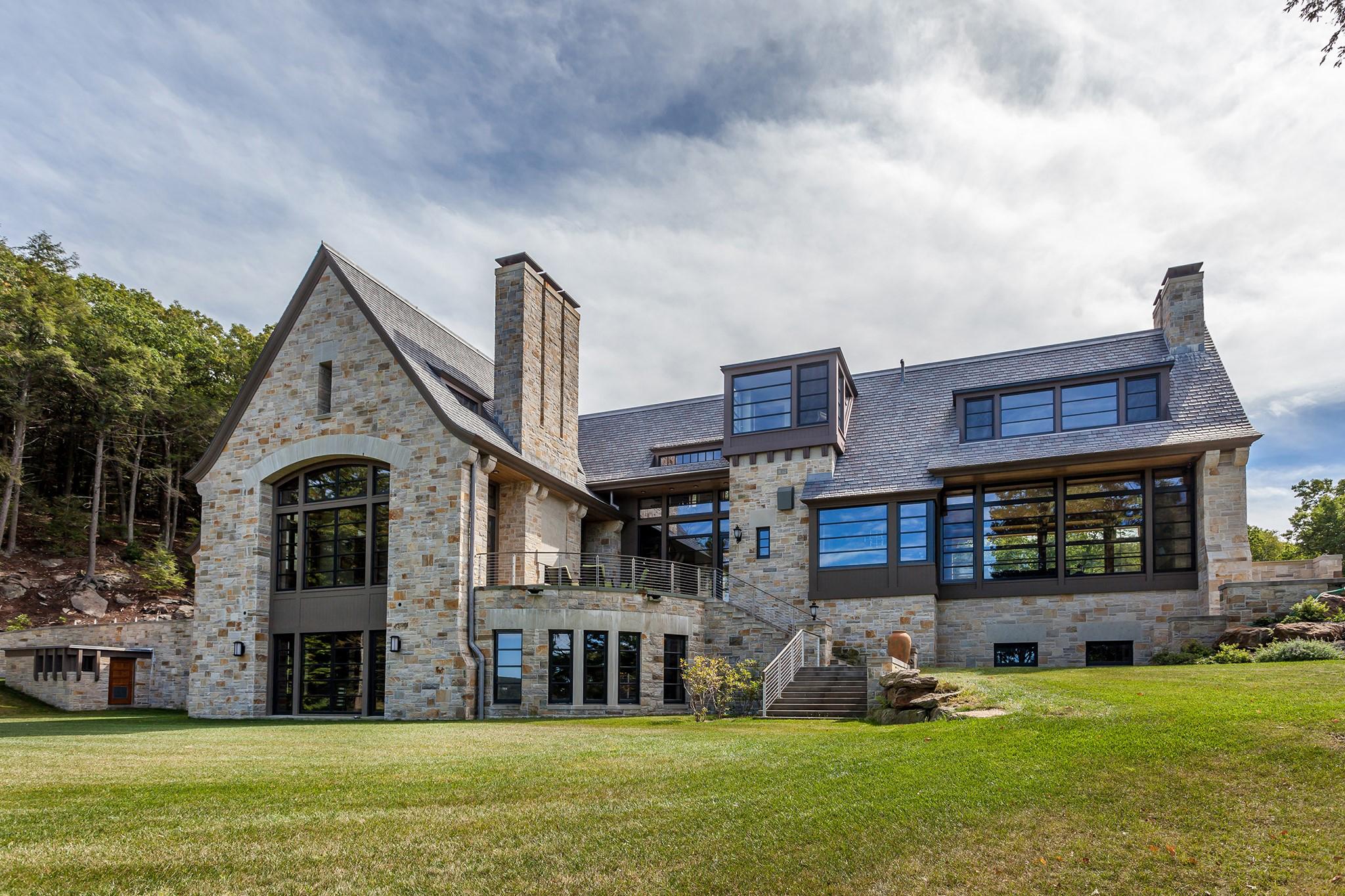 Habitat House above Lake Waramaug brings the outside in