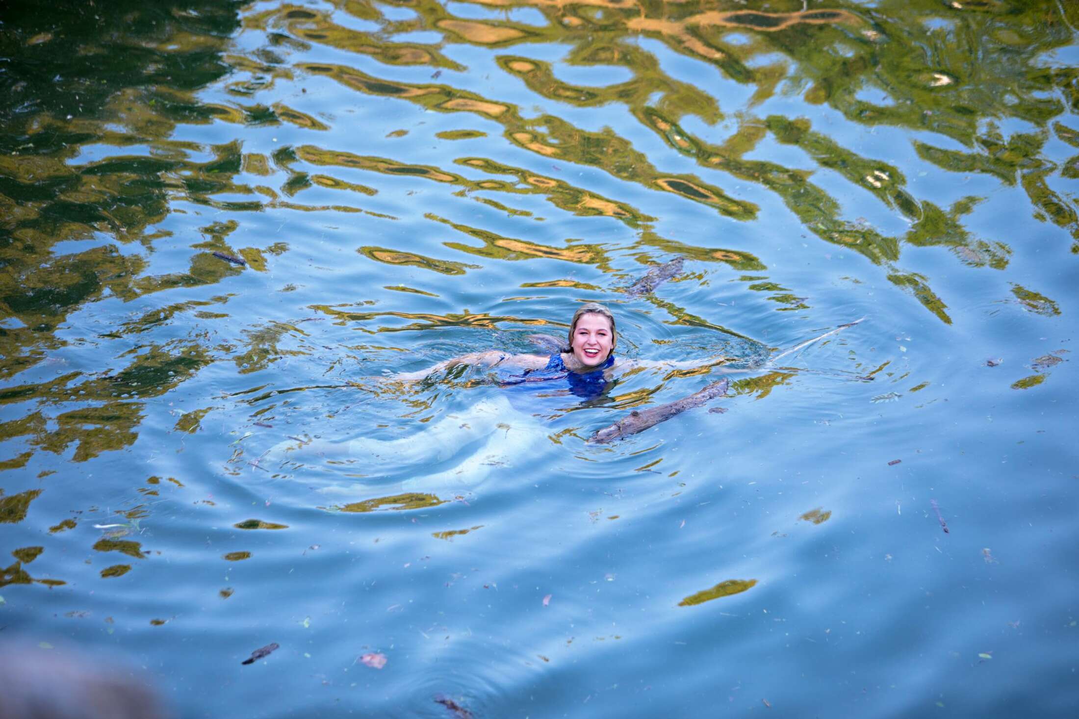 Texas Teens Senior Photos Hilariously Spoiled After She Falls Off A