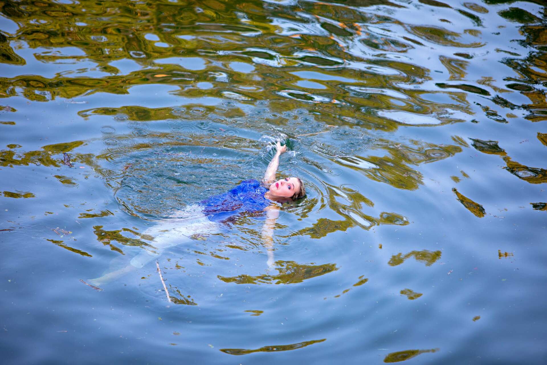 Texas Teens Senior Photos Hilariously Spoiled After She Falls Off A