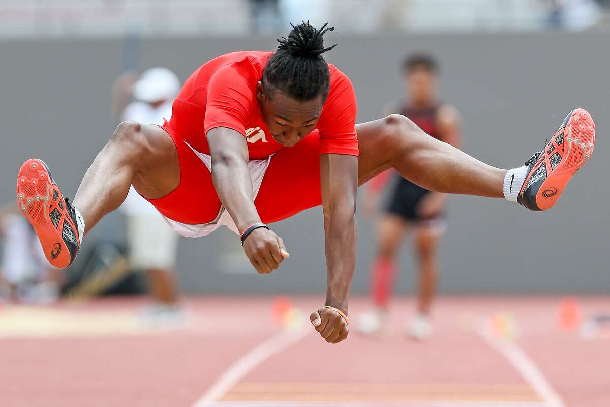 Brandeis pole vaulter sets regional meet record