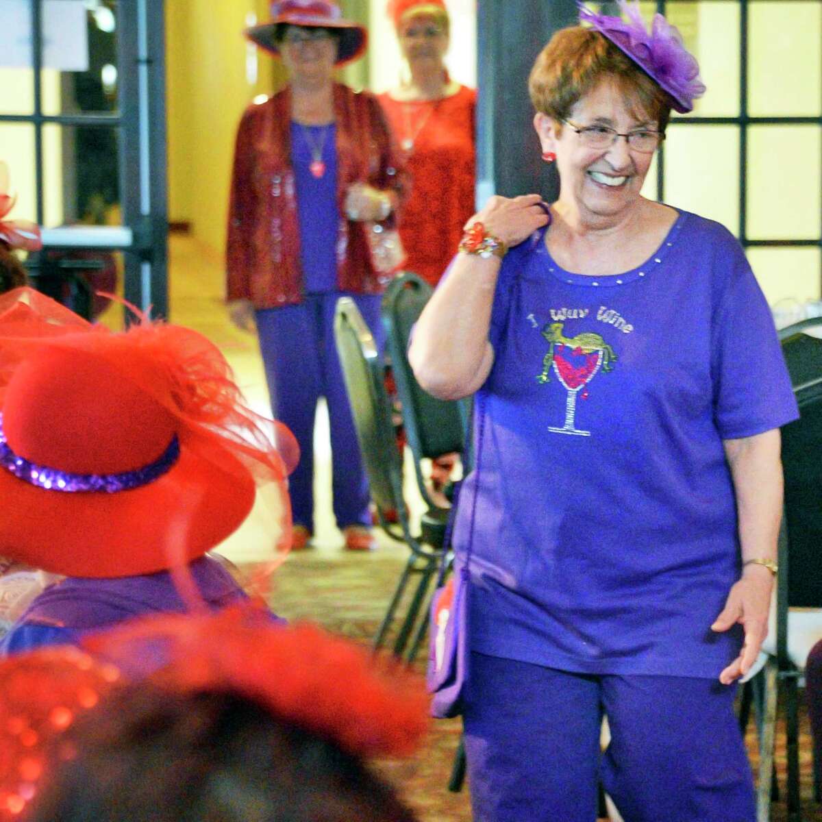 Photo Red Hat Society marks 20th