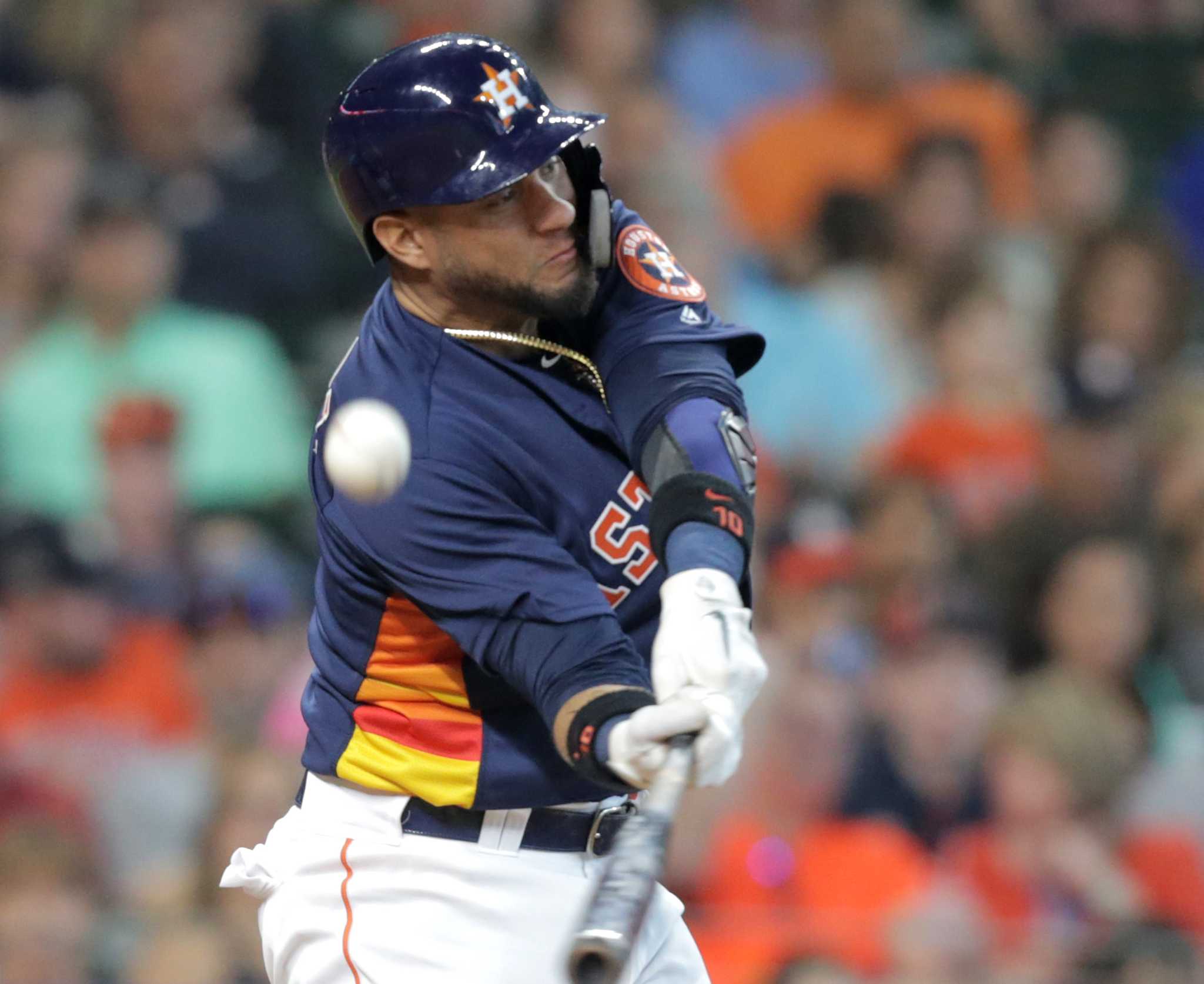 Astros insider: Yuli Gurriel, a scoop machine at first base