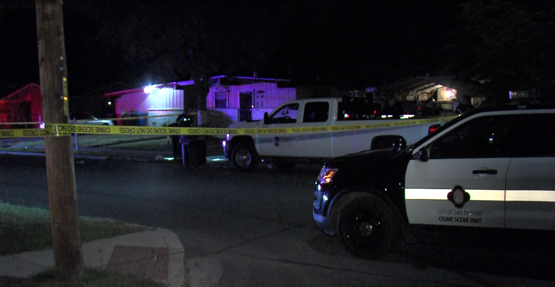 Police: Gunman at large after shooting victim outside San Antonio home