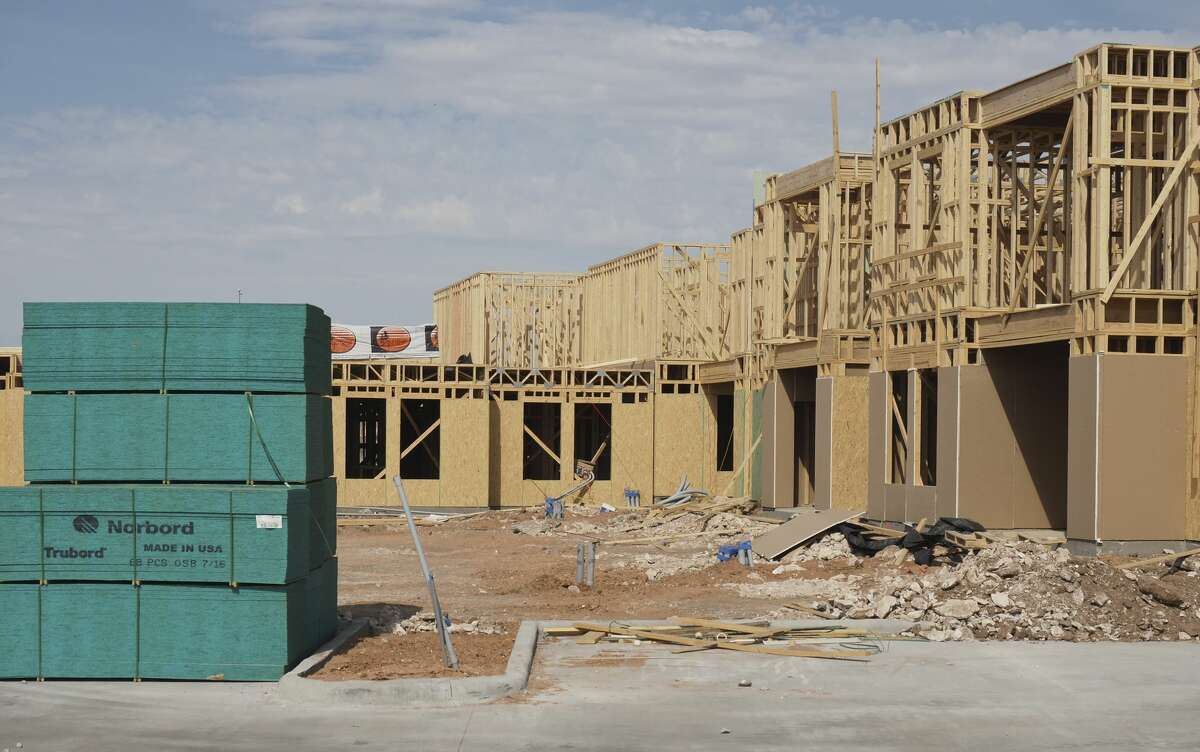 Construction continues 04/30/18 on a new apartment complex off Beal Parkway between Leisure Dr and Thomason Drive. Tim Fischer/Reporter-Telegram