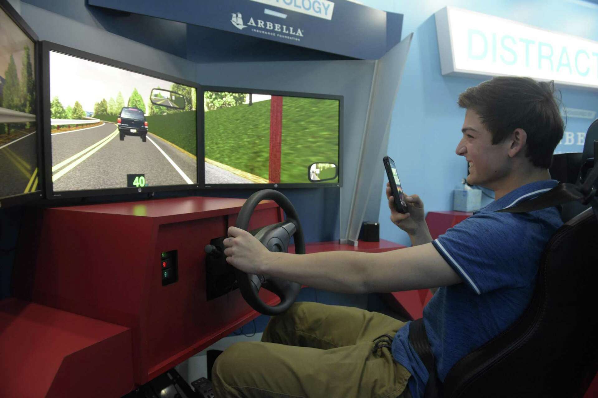 Simulator teaches dangers of distracted driving at New Milford