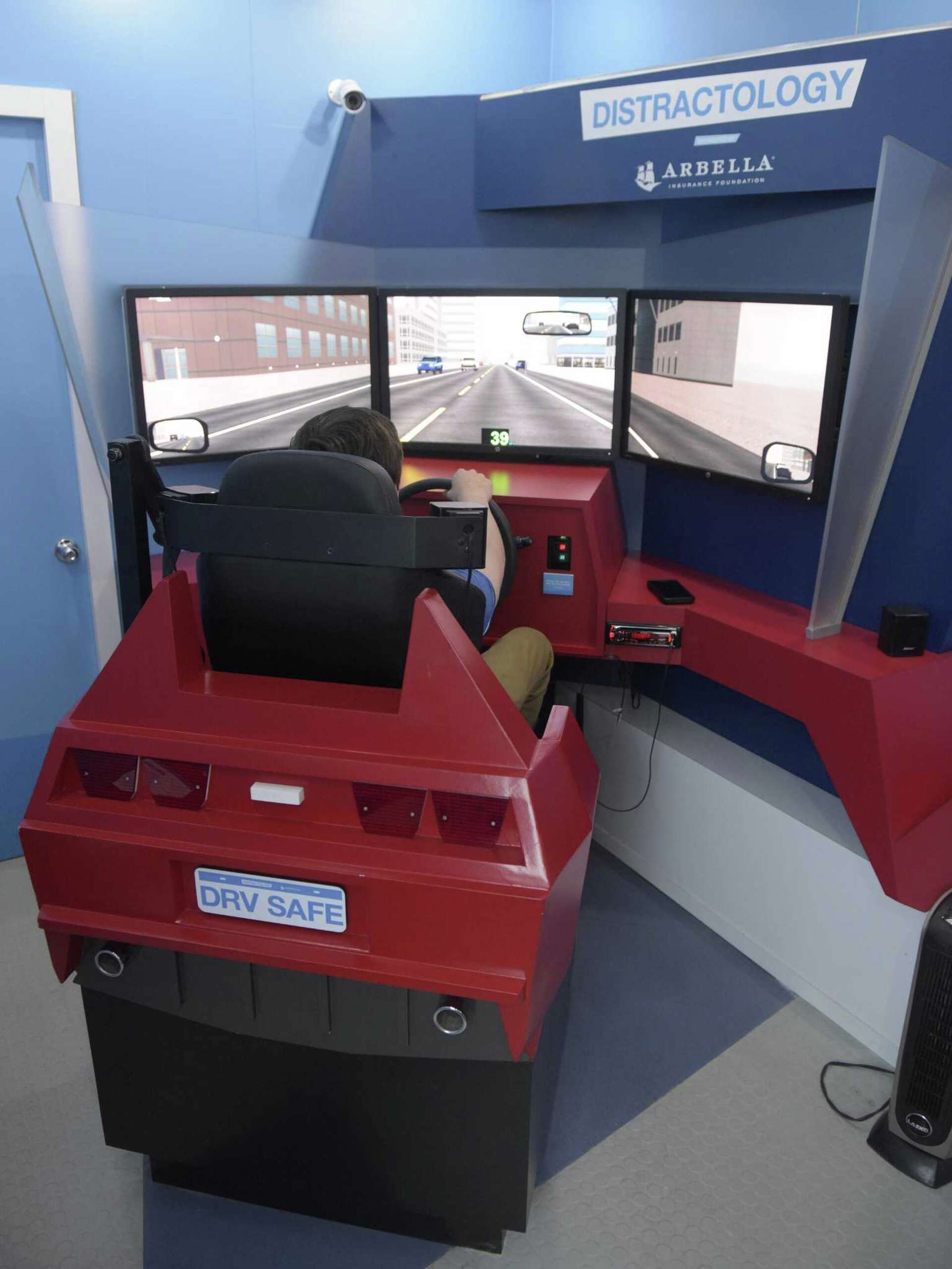 Simulator teaches dangers of distracted driving at New Milford
