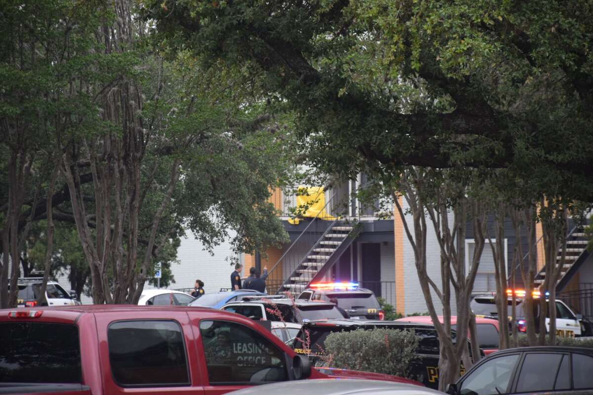 1 dead in shooting at Northwest Side apartments