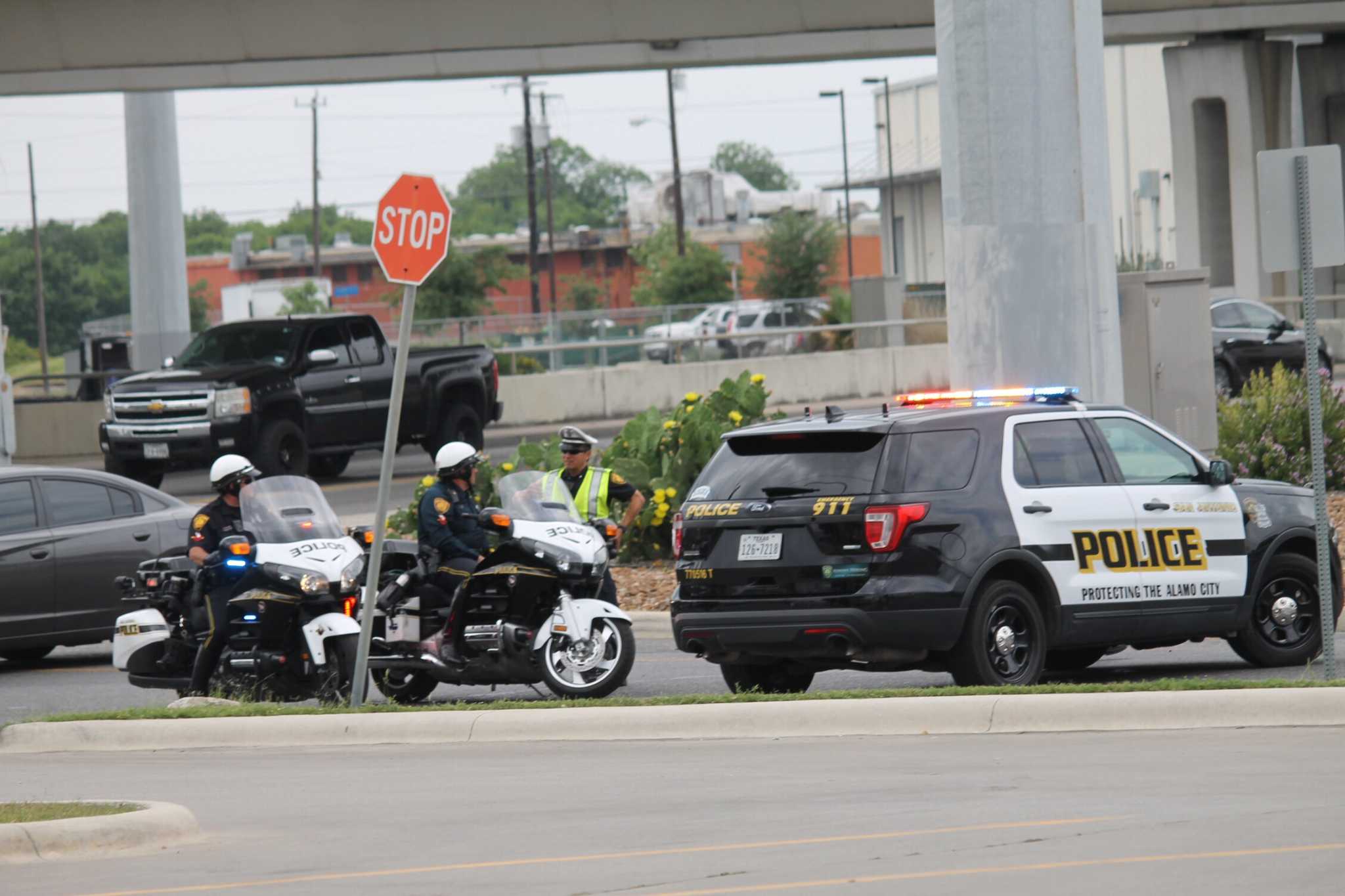 Standoff at hotel near downtown San Antonio could snarl rush hour
