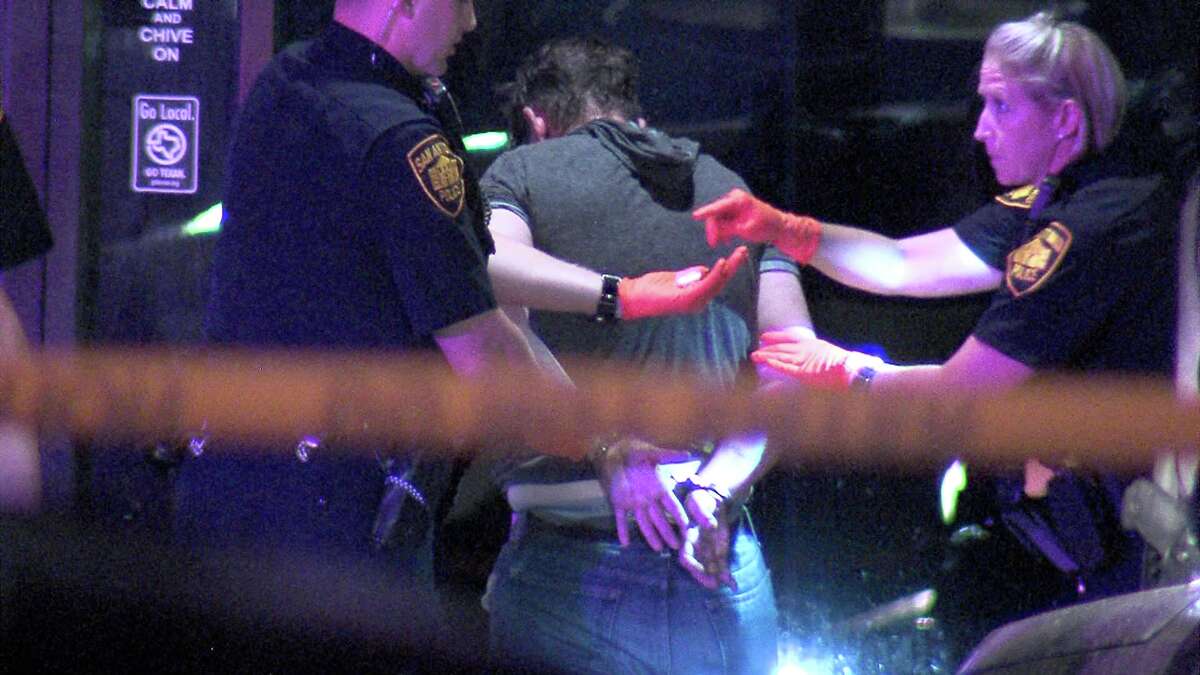 Video Victim staggers into North Side bar after being stabbed by drug