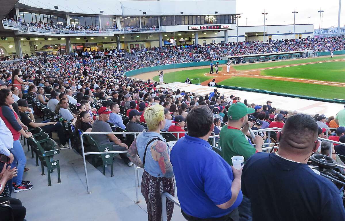 On Cinco de Mayo, a season-high 5,606 fans packed Uni-Trade Stadium to watch the Tecolotes Dos Laredos lose 3-2 to first-place Sultanes de Monterrey on Saturday night. The series concludes in Laredo Sunday at 6 p.m.