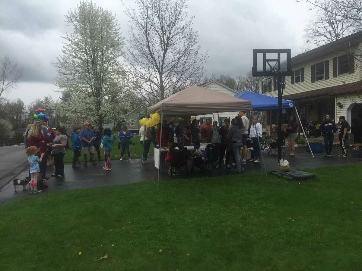 Country Knolls community hosts lemonade stand to help fire victims