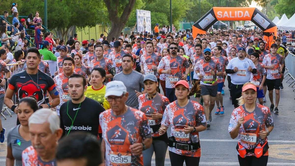Miles de neolaredenses participan en “La Carrera del Ochenta” organizada por la Asociación de Agentes Aduanales de Nuevo Laredo para recaudar fondos para los estudiantes mexicanos en el extranjero, el domingo por la mañana.