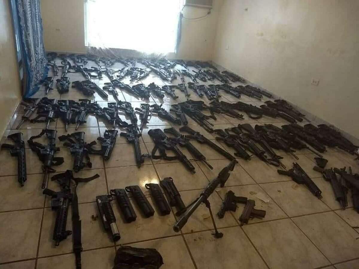 SEDENA soldiers seized 32 assault rifles, 806 magazines, 30,338 rounds of ammo, two grenades and a rocket launcher at home in Nuevo Laredo.
