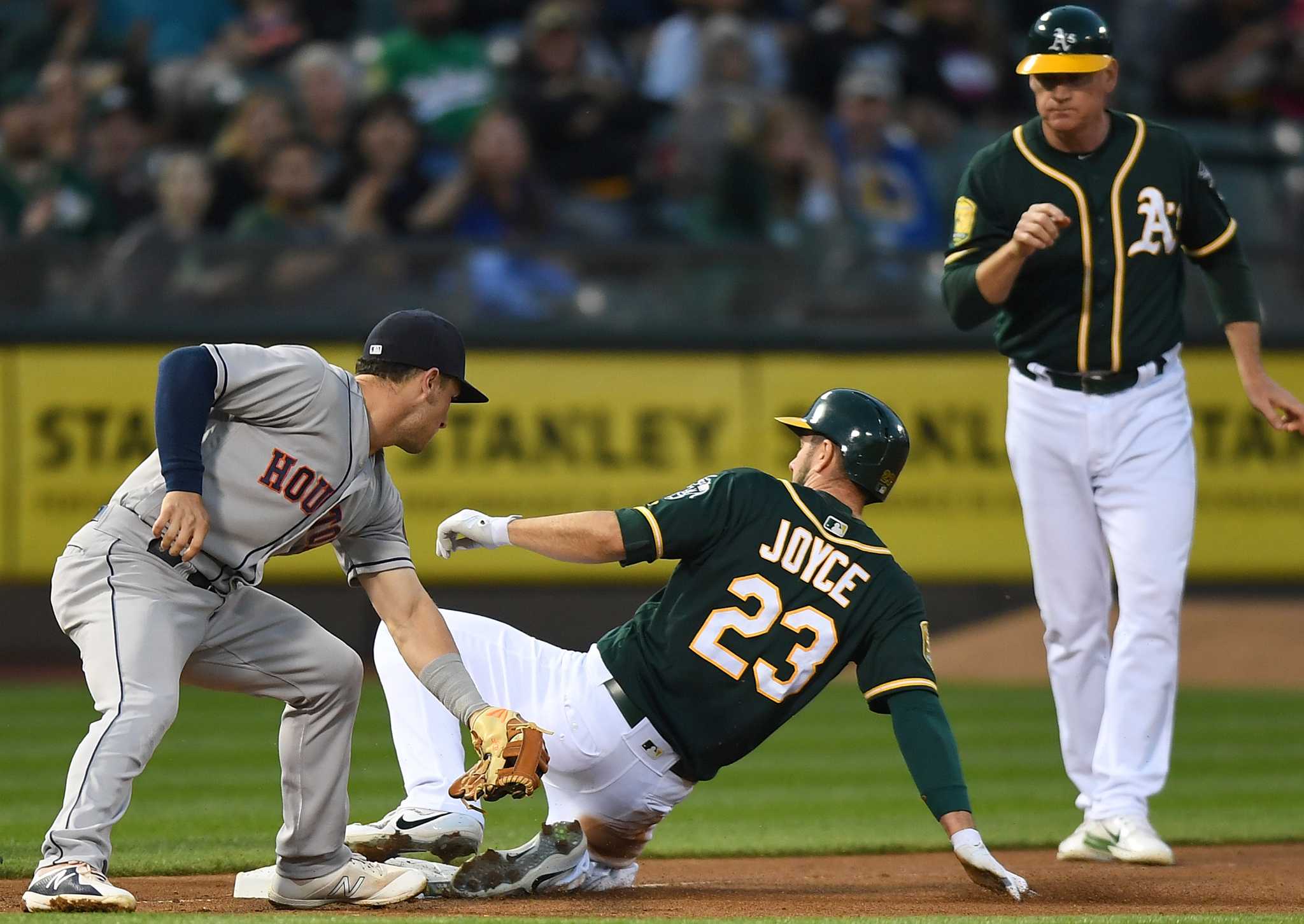 Marwin Gonzalez heckled in Oakland, just because you're not in Houston  doesn't mean you get off for free you scumbag! : r/baseball