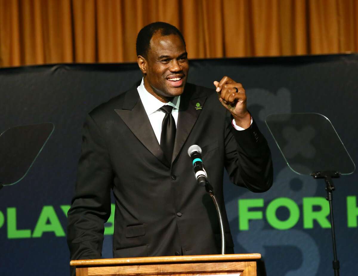 NBA Hall of Famer David Robinson, accepts the Leadership in Education Award at the Kelly Cares Foundation's Irish Eyes Gala on Monday, May 7, 2018, in New York. Celebrating its 10th year, the Kelly Cares Foundation has donated more than $4.2 million to support health and education initiatives around the world. (Photo by Stuart Ramson/Invision for Kelly Cares Foundation/AP Images)