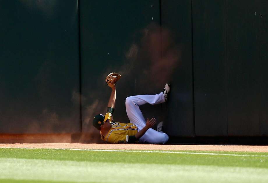 stephen piscotty #25 of the oakland athletics catches a ball hit