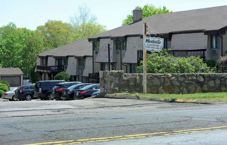 Town Versus Gown On Bridgeport S North End Connecticut Post Monticello Gardens Apartments 4100 Park Ave In Brodgeport On Friday Photo Cathy Zuraw