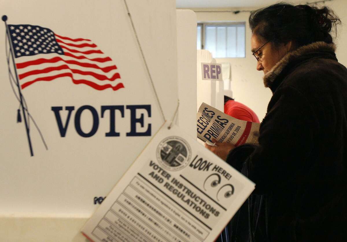 A woman reads voting instructions in Spanish at a polling station for the California primary elections in Los Angeles February 5, 2008. REUTERS/Lucy Nicholson (UNITED STATES) US PRESIDENTIAL ELECTION CAMPAIGN 2008 (USA)