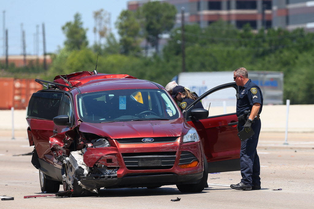 Fatal wreck shuts Katy Freeway near Texas 6