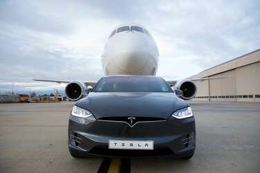 Watch Tesla Model X Tows A Boeing 787 Dreamliner Photos