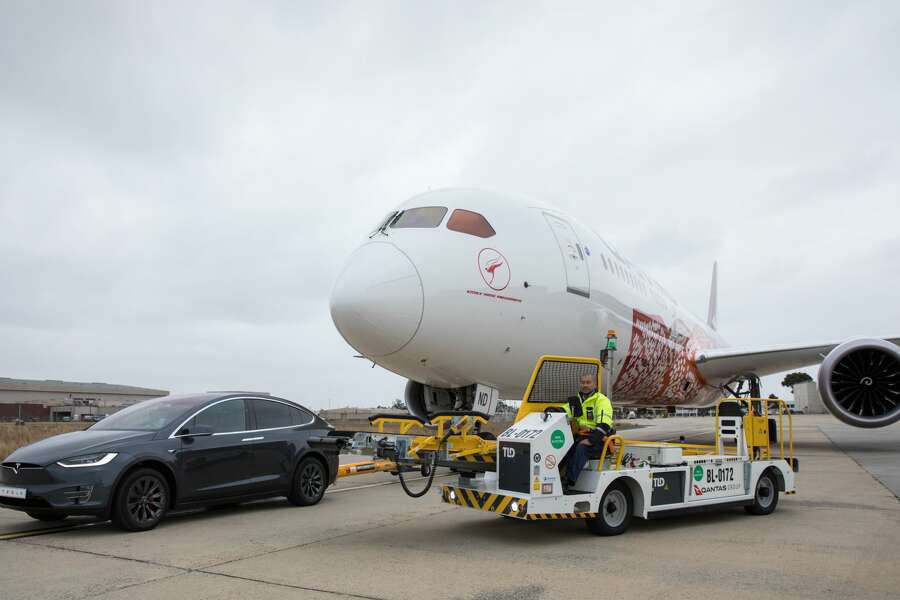 Watch Tesla Model X Tows A Boeing 787 Dreamliner Photos