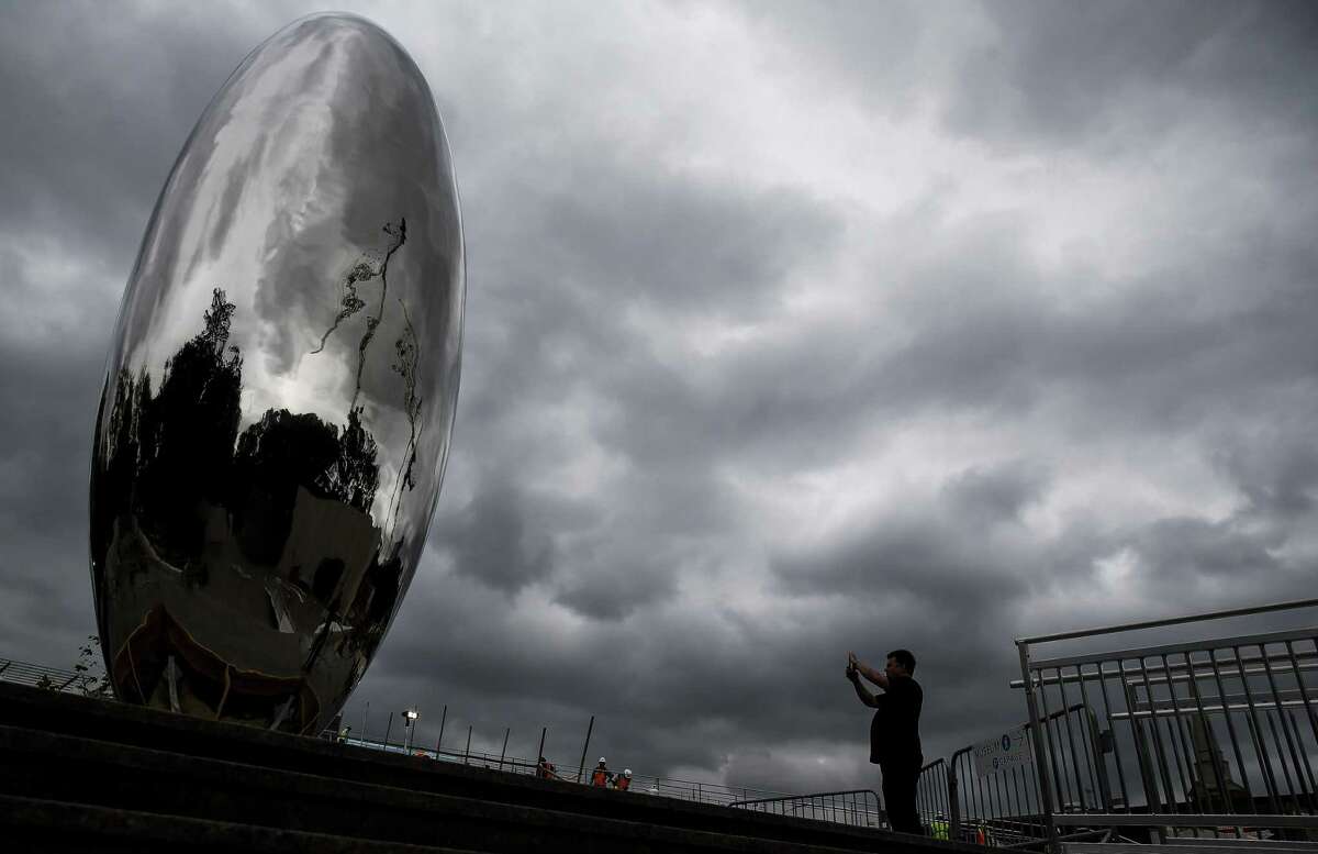 Anish Kapoor’s 30-foot-tall “Cloud Column” sculpture will officially “open” to the public this week.