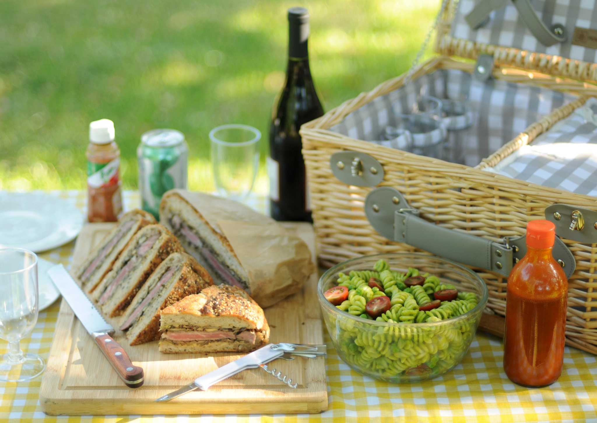 Собираемся на пикник. Пикник Дэй. Стол для пикника. Еда на пикник. Продукты для пикника на природе.