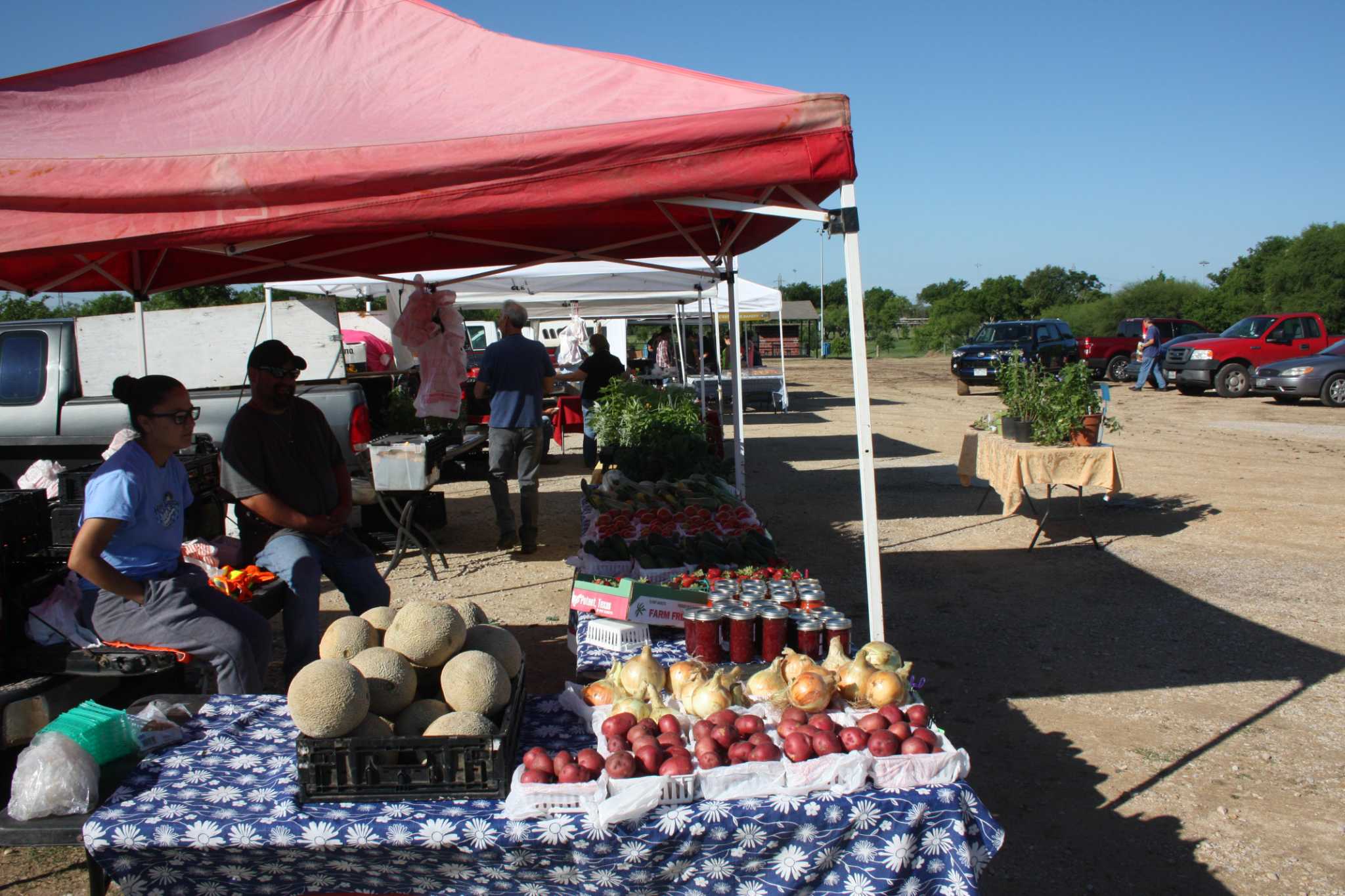 Fresh produce, trendy items, hot food available in local farmers market