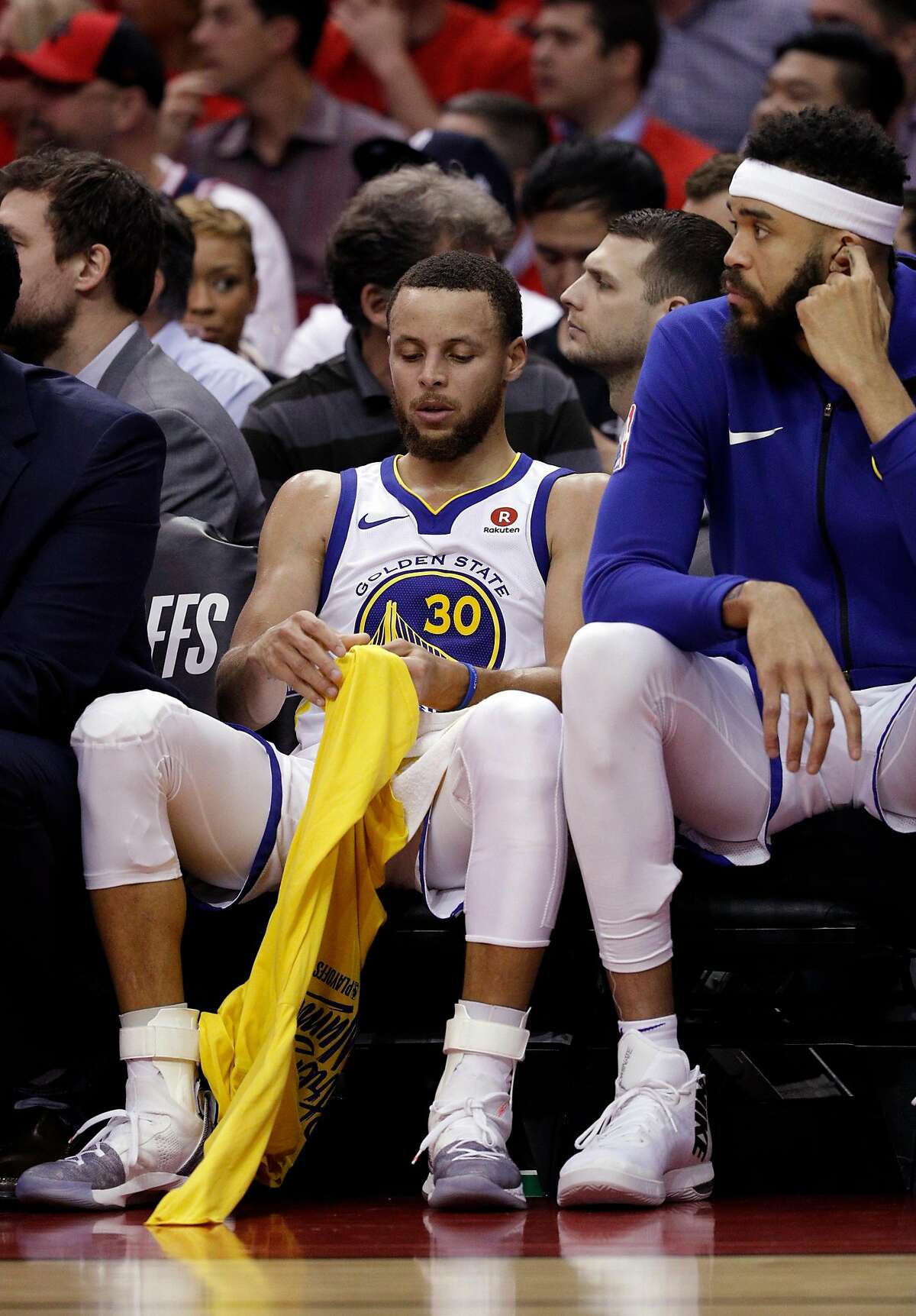 Warriors lose big to Rockets What’s wrong with Steph Curry?