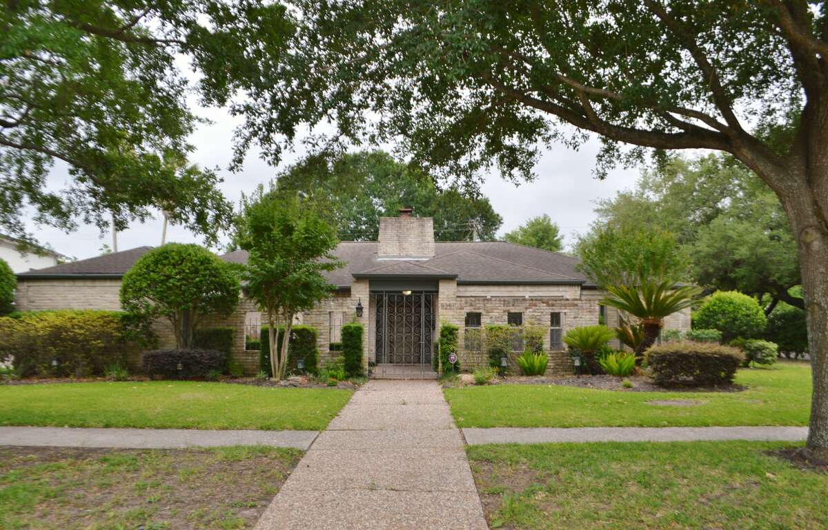 Flooded Meyerland houses to sell at auction